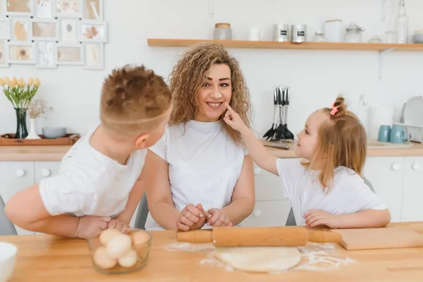 Famiglia Felice Cucina Madre Figli Che Preparano Impasto Cuocere Biscotti — Foto Stock