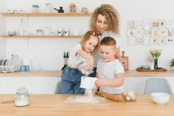 Szczęśliwa Rodzina Kuchni Matka Dzieci Przygotowujące Ciasto Piec Ciasteczka — Zdjęcie stockowe