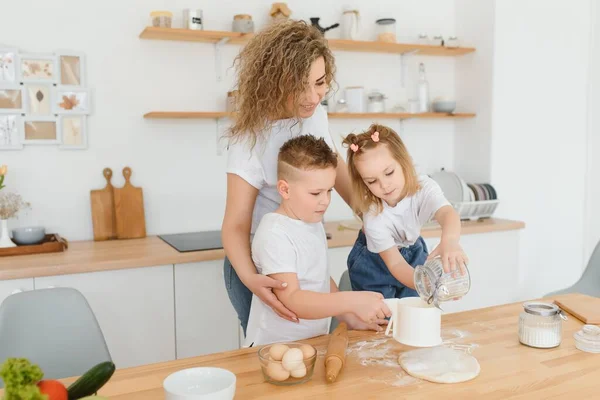 Szczęśliwa Młoda Matka Cute Little Dzieci Przedszkolak Zabawy Podejmowania Ciasto — Zdjęcie stockowe