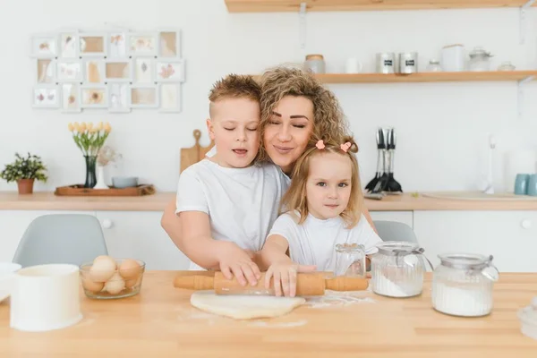 Счастливая Семья Кухне Мать Дети Готовят Тесто Пекут Печенье — стоковое фото