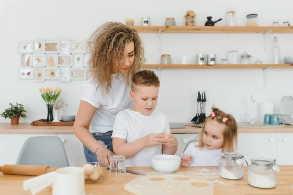 Семья Изучает Новый Рецепт Вместе Счастливая Мама Дети Смешивают Ингредиенты — стоковое фото