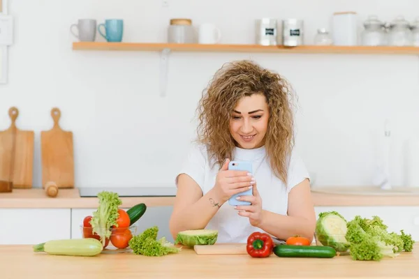 Šťastná Mladá Žena Domácnosti Míchání Zeleninový Salát — Stock fotografie
