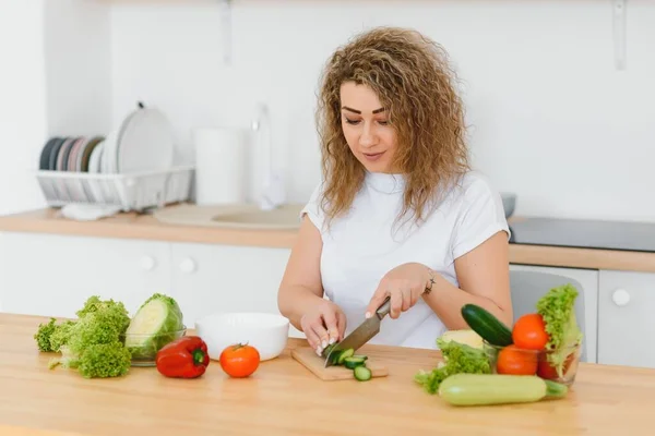 Mulher Fazer Salada Cozinha Conceito Estilo Vida Saudável Com Bela — Fotografia de Stock