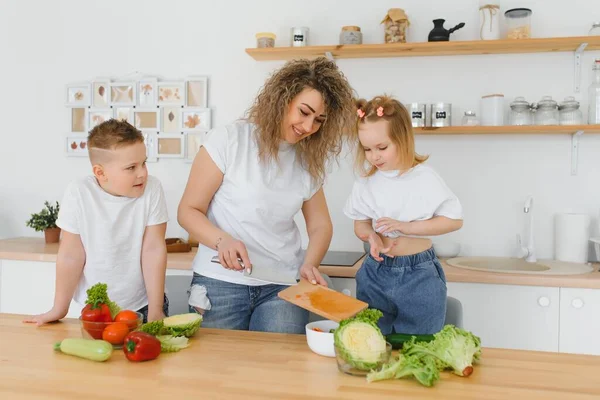 Famiglia Cucina Bella Madre Con Bambini Signora Camicetta Bianca — Foto Stock