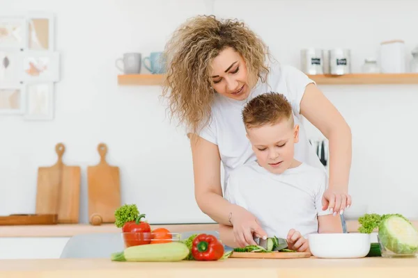 Mutfakta Bir Aile Çocuklu Güzel Bir Anne Beyaz Bluzlu Kadın — Stok fotoğraf