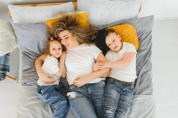 Retrato Sorrir Jovem Mamãe Abraçando Crianças Filhinho Filha Família Feliz — Fotografia de Stock