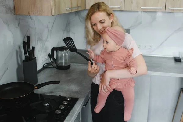 Mulher Cozinhar Com Sua Filhinha Nas Mãos — Fotografia de Stock