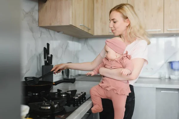 Madre Una Donna Con Bambino Cucina Cibo Una Pentola Sul — Foto Stock