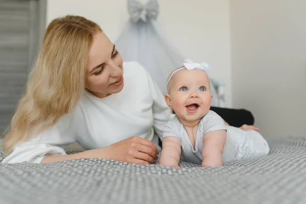 Ritratto Giovane Madre Con Bambino Carino Casa — Foto Stock