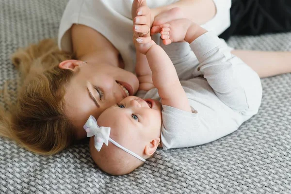 Happy Smiling Mother Baby Lying Bed Home Top View — Stock Photo, Image