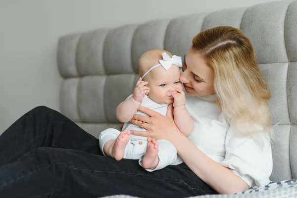 Fiatal Boldog Anya Öleli Újszülött Babáját Mosolyogva Ágyon Reggel — Stock Fotó