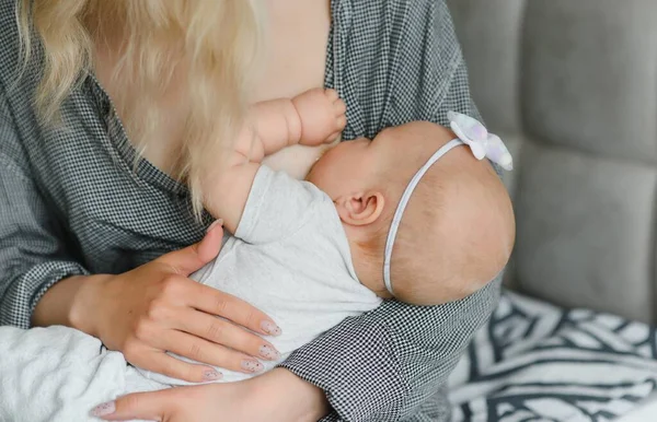 Foto Suave Madre Joven Amamantando Bebé Casa Habitación Blanca — Foto de Stock
