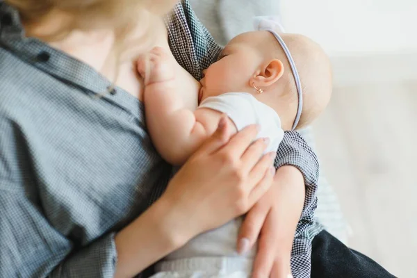 Koncepcja Laktacji Młoda Matka Karmi Piersią Swoje Nowonarodzone Dziecko Domu — Zdjęcie stockowe