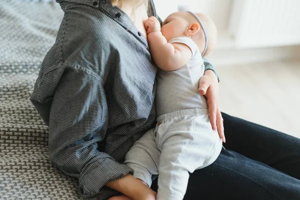 Concepto Lactancia Materna Hermosa Mujer Joven Lactando Bebé Sofá Casa — Foto de Stock