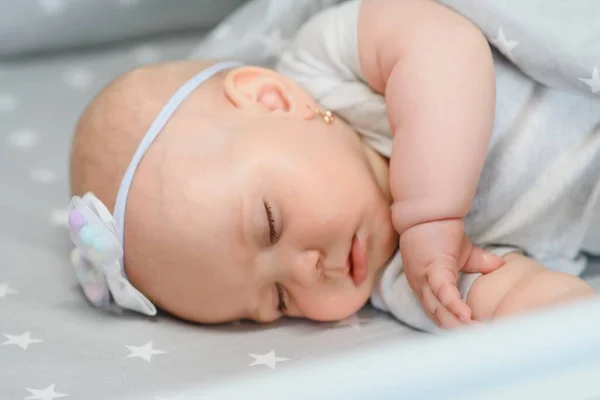 可爱的女婴睡在婴儿床里小孩在小床里小睡一天 幼儿在托儿所休息 — 图库照片