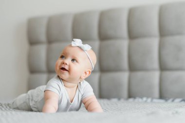 Beyaz yataklı bir bebek güzel görünüyor.