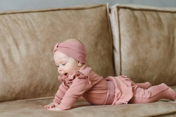 一个可爱的6个月大的婴儿 一个躺在床上的新生女孩的画像 — 图库照片