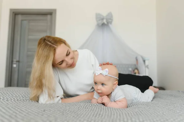 Ritratto Giovane Madre Con Bambino Carino Casa — Foto Stock