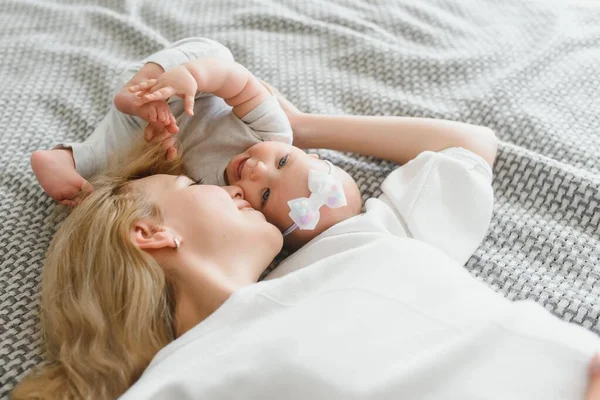 Feliz Madre Sonriente Bebé Acostado Cama Casa Vista Superior — Foto de Stock