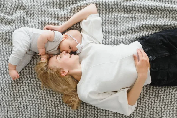 Feliz Madre Sonriente Bebé Acostado Cama Casa Vista Superior — Foto de Stock