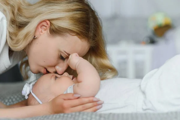 Unga Anbud Lycklig Mamma Kramar Hennes Nyfödda Baby Leende Sitter — Stockfoto