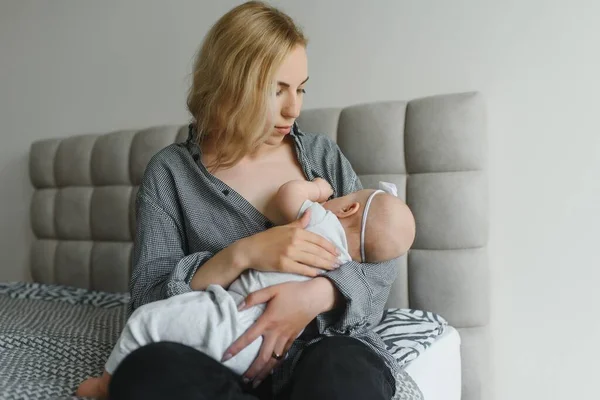 Madre Joven Amamantando Bebé Recién Nacido Casa — Foto de Stock