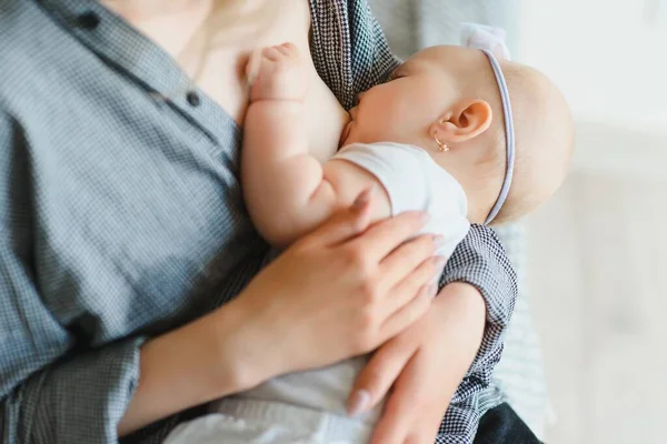 Foto Suave Madre Joven Amamantando Bebé Casa Habitación Blanca — Foto de Stock