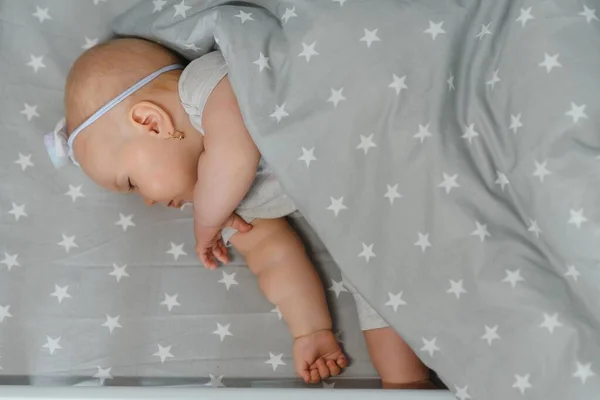 新生儿出生后的头几天都在睡觉 可爱的新生儿安安静静地睡着 — 图库照片