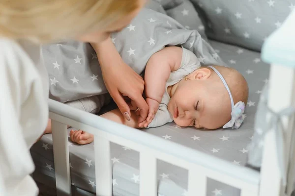 Młoda Matka Noworodkiem Pobliżu Łóżka — Zdjęcie stockowe