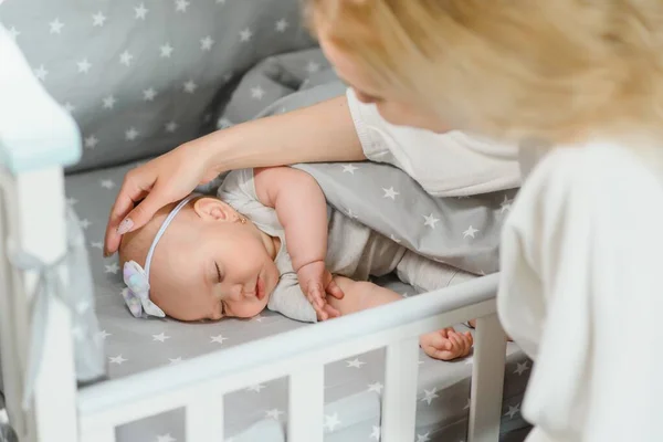 Urocza Dziewczynka Śpiąca Łóżeczku Małe Dziecko Drzemie Łóżeczku Dziecko Odpoczywające — Zdjęcie stockowe