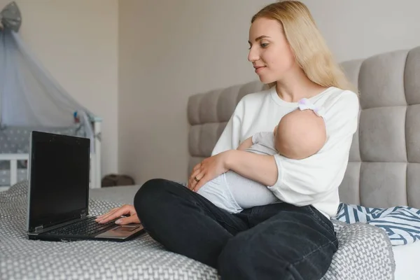 Giovane Donna Con Bambino Piccolo Lavora Casa Lavorare Distanza Durante — Foto Stock