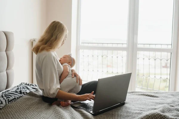 Bianco Giovane Madre Seduta Con Bambino Sul Letto Lavorare Computer — Foto Stock