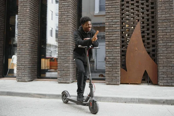 Actief Vrijetijdsconcept Zijaanzicht Van Zwarte Mannelijke Student Rijden Stand Scooter — Stockfoto