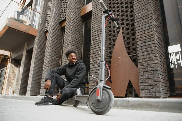 Junger Afrikanisch Amerikanischer Typ Mit Elektroroller Der Stadt Das Konzept — Stockfoto