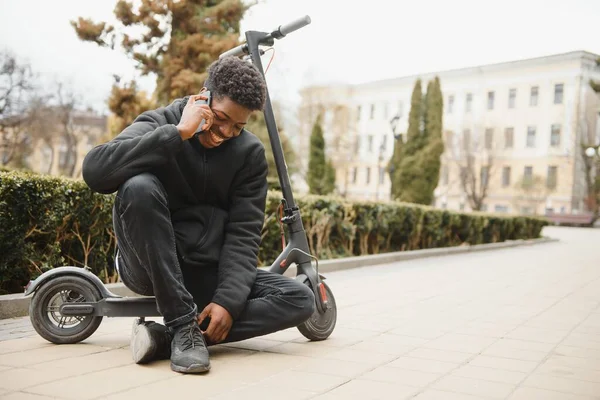 Een Jonge Afrikaan Met Elektrische Scooter Stad Het Concept Van — Stockfoto