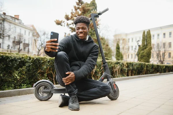 Full Body Side Portret Gelukkig Afrikaans Amerikaanse Man Mobiele Scooter — Stockfoto