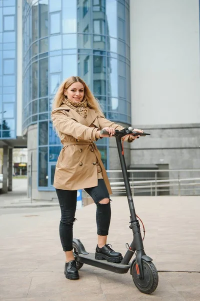 電動スクーターを持つ若い女性の肖像画 — ストック写真