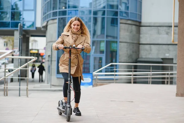 Mujer Joven Electro Scooter Ciudad — Foto de Stock
