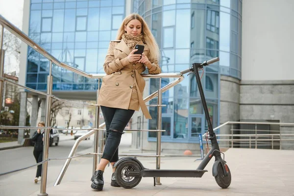 Mujer Joven Electro Scooter Ciudad —  Fotos de Stock