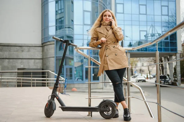 Jeune Femme Sur Scooter Électrique Ville — Photo