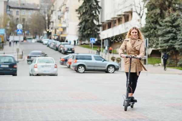 市内の電気スクーターの若い女性 — ストック写真