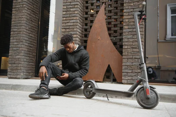 Full Body Side Portret Gelukkig Afrikaans Amerikaanse Man Mobiele Scooter — Stockfoto