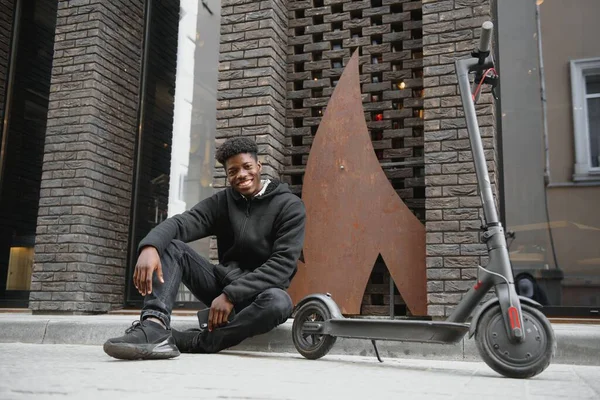 Een Jonge Afrikaan Met Elektrische Scooter Stad Het Concept Van — Stockfoto