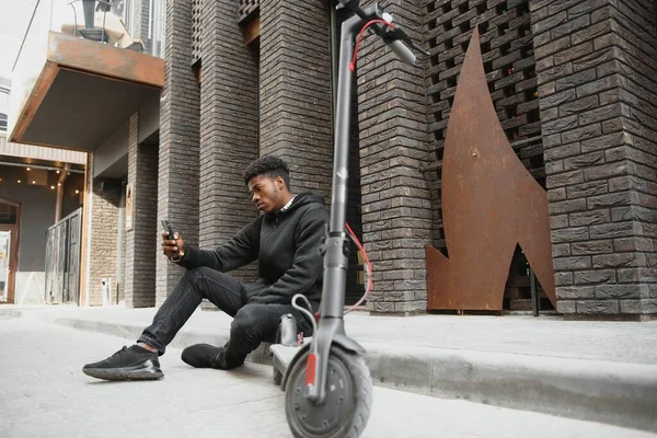 Full Body Side Portret Gelukkig Afrikaans Amerikaanse Man Mobiele Scooter — Stockfoto