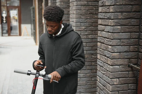 Junger Afrikanisch Amerikanischer Typ Mit Elektroroller Der Stadt Das Konzept — Stockfoto