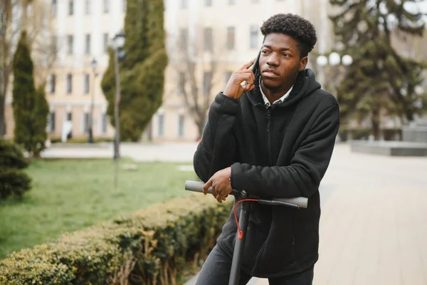 Aktives Freizeitkonzept Seitenansicht Eines Schwarzen Männlichen Studenten Der Stand Roller — Stockfoto