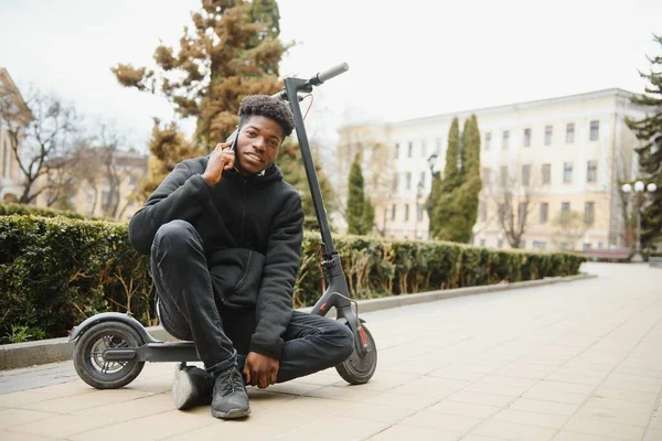 Ganzkörperporträt Glücklich Afrikanisch Amerikanischen Mann Auf Mobilen Roller Auf Der — Stockfoto