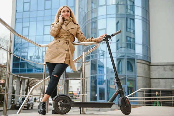 Junge Frau Auf Elektroroller Der Stadt — Stockfoto