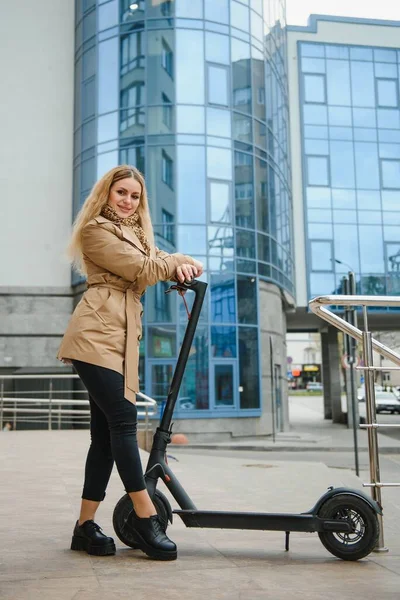 Jeune Femme Sur Scooter Électrique Ville — Photo