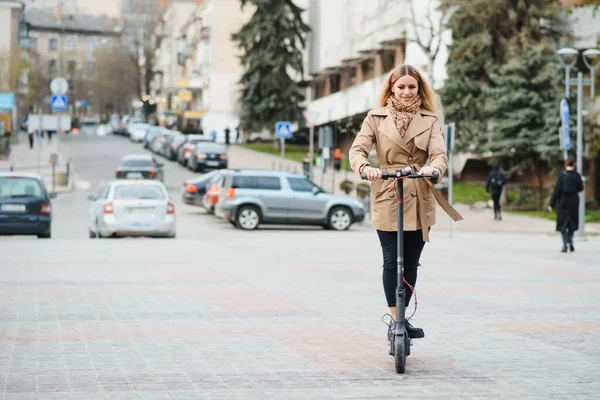 Portrét Mladé Ženy Elektro Skútrem — Stock fotografie